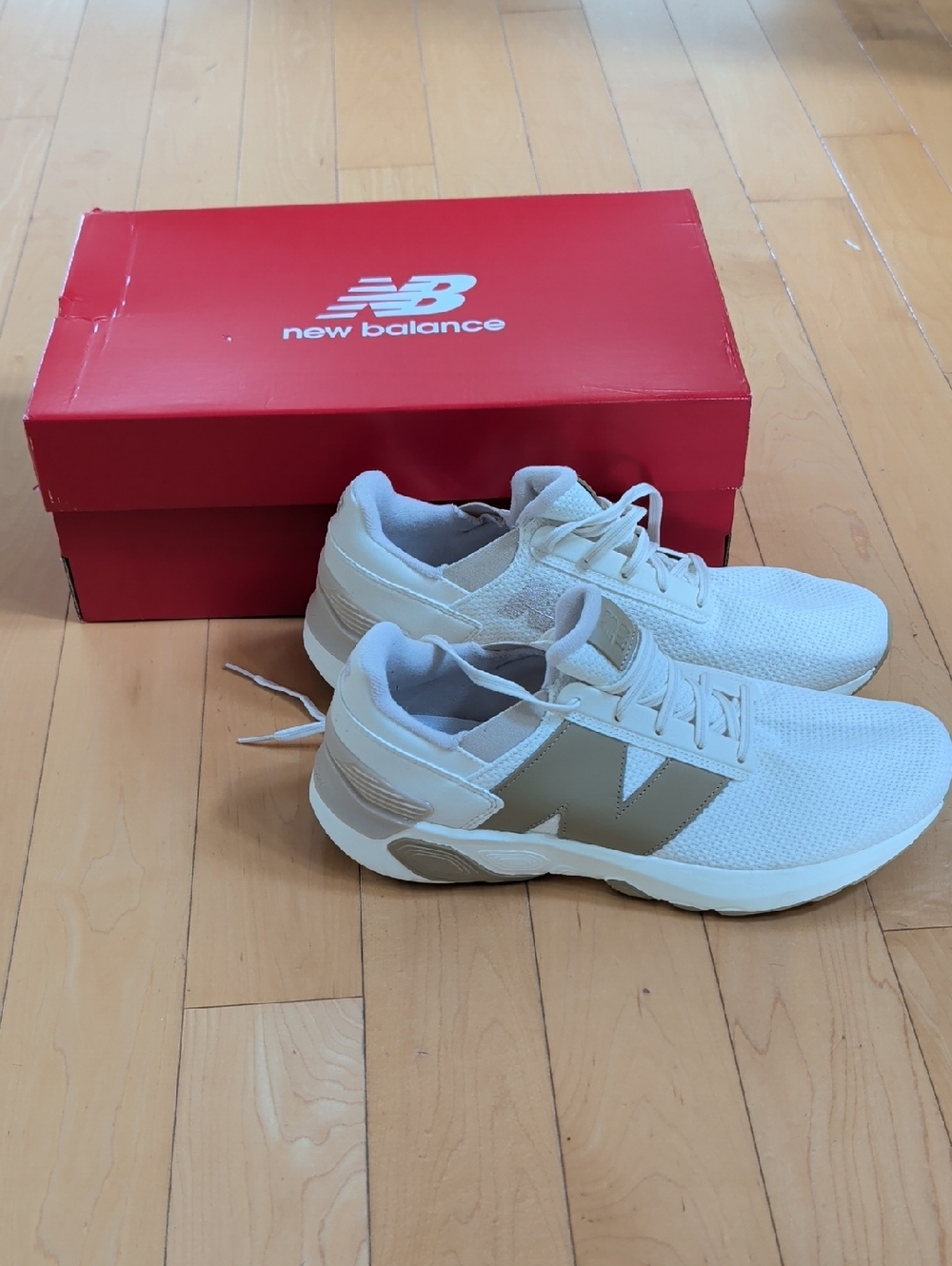 BNIB New Balance 1440 Cream and White Lightweight Sneakers - Size M11.5